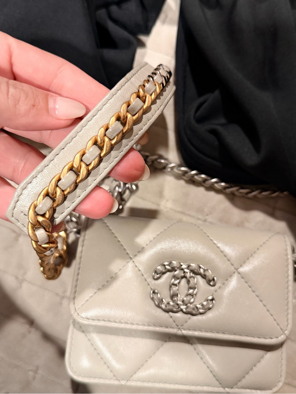 CHANEL Mini Quilted Flap Bag in Cream with Silver Hardware - Picture 2 of 7